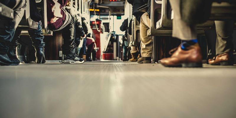 浴室创意收纳与极客美学：当收藏玩具与潮流玩具遇见小空间大智慧